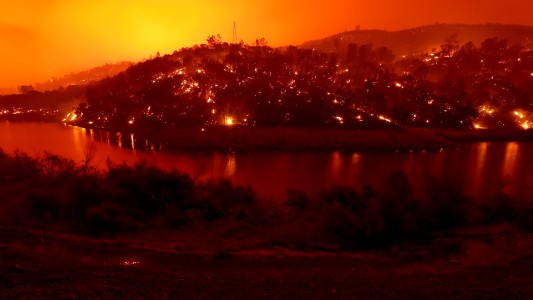 Miles de evacuados en California por el avance de los incendios forestales