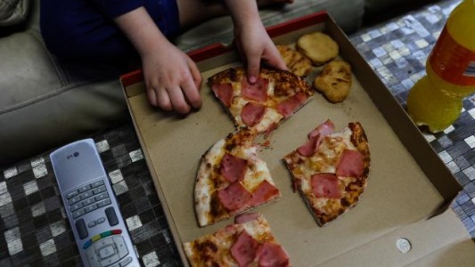 Durante la pandemia a los niños vulnerables de Madrid se les suministraron menúes de comida rápida