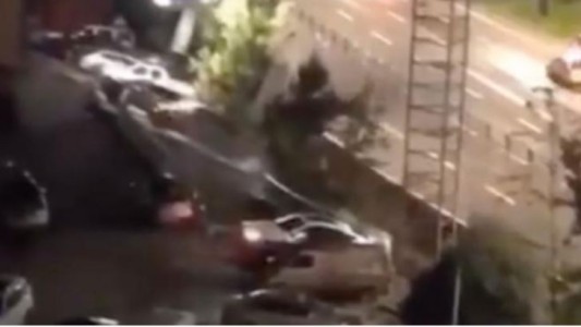 Video: un socavón en medio de la autopista se tragó a 21 autos en China