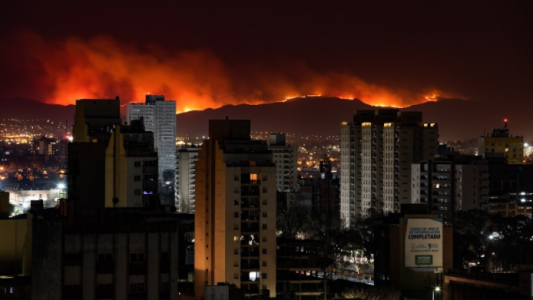 FOTOS: así se veían los incendios desde el centro de Córdoba el domingo por la noche