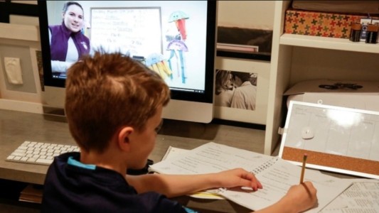 Millones de estudiantes mexicanos vuelven a clases pero por televisión