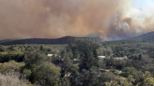 El fuego sigue activo en las zonas de Capilla del Monte y Cosquín