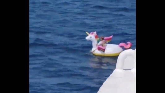 Video: la nena que fue rescatada del mar luego de estar a la deriva sobre su salvavidas inflable