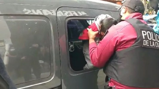 Dramático rescate de un nene de cuatro años que estaba encerrado en una camioneta