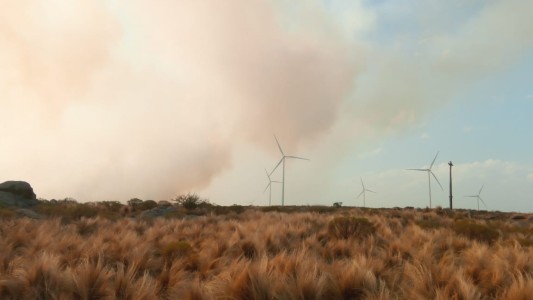 El fuego también ataca por el sur: bomberos combaten un foco en Achiras