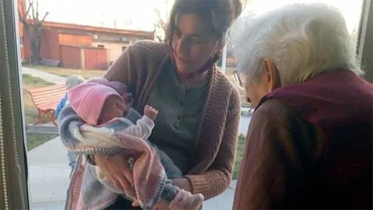 Conoció a su bisnieta recién nacida a través del vidrio de un geriátrico