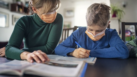 La OMS dice que las escuelas no tienen un "rol central" en la transmisión del coronavirus