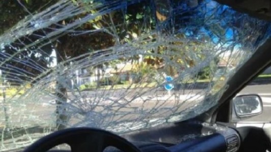 Le rompió el parabrisas del auto porque le gritó "mové el culito"