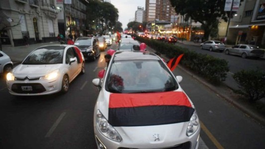 La caravana leprosa fue al Monumento a la Bandera a pedir que Messi se ponga la de Newell's