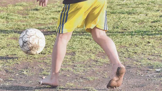 Es adolescente, le apasiona jugar al fútbol y necesita una familia que lo adopte