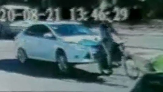 Video: Discutieron, lo chocó y casi lo mata