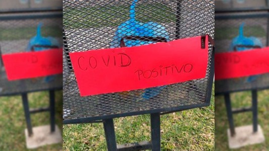 Su esposo tiene coronavirus y ella puso un cartel para advertir a los recolectores
