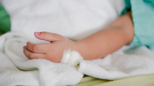 Rosario: internan a un bebé con mordeduras, fracturas y quemas de cigarrillo