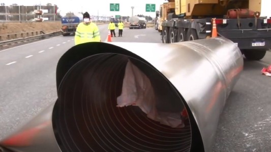 Rosario: se desprendió una carga de rollos de acero de un camión en plena Circunvalación