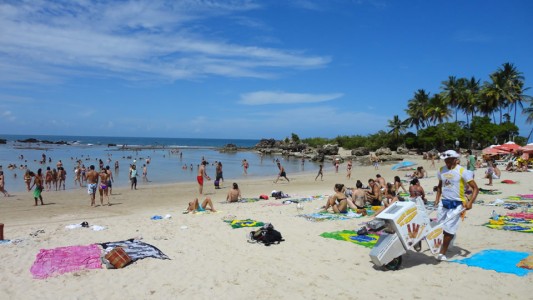 Prometen tomar medidas tras el escándalo por las playas colmadas en Río y San Pablo