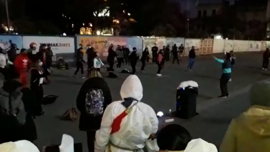 Realizaron una clase de zumba frente a la Casa de Gobierno para apoyar a los gimnasios