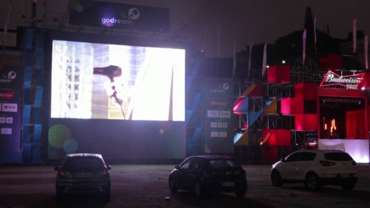 Cancha de fútbol que fue hospital de campaña y ahora es un autocine y autoboliche