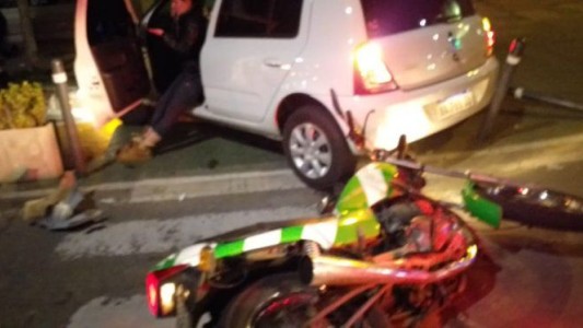 Video: un inspector de tránsito se fracturó dos piernas al perseguir a un infractor