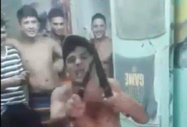 Video: la terrible danza con facas de un preso que se volvió viral