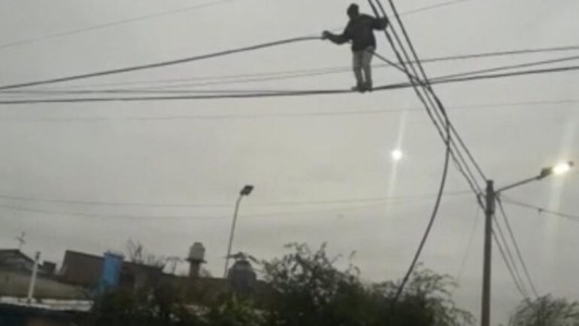 Video: un ladrón equilibrista se trepó 10 metros para robar cables