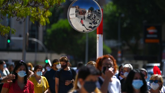 España no logra controlar los contagios de coronavirus: registran casi 9.000 en un día