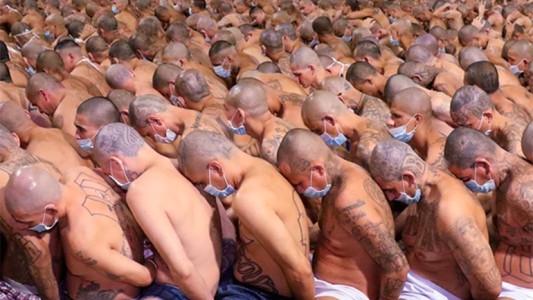 El Salvador muestra condiciones de pandilleros presos ante polémica por beneficios