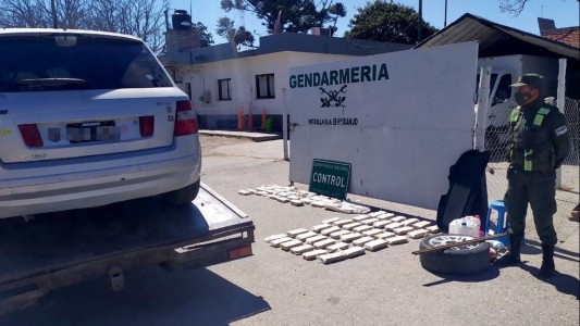 Intentó pasar 61 kilos de marihuana sobre una grúa de un auxilio mecánico