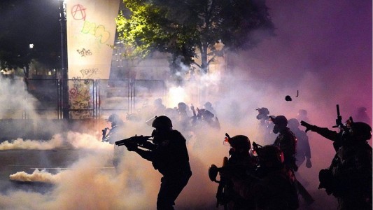 Trump felicitó a la policía de Portland que arrestó a 59 personas en una protesta antirracista