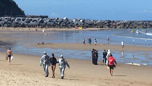 Irresponsabilidad al límite: tiene coronavirus y fue detenida mientras surfeaba en el mar