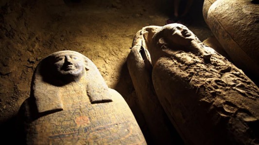 Egipto: hallan un pozo funerario con sarcófagos intactos de hace 2500 años