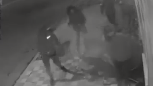 Así fue el salvaje y cobarde robo piraña en barrio General Bustos