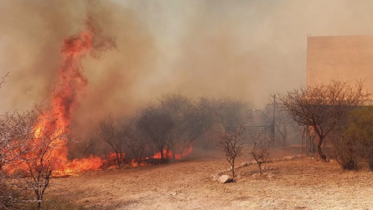 Traslasierra: bomberos combaten un incendio en San Lorenzo