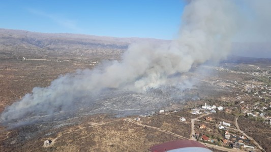 Está en guardia de cenizas el incendio en el Camino de los Artesanos de Traslasierra