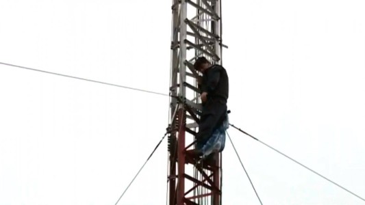 Un policía bonaerense amenazó con tirarse de una torre en medio del conflicto salarial