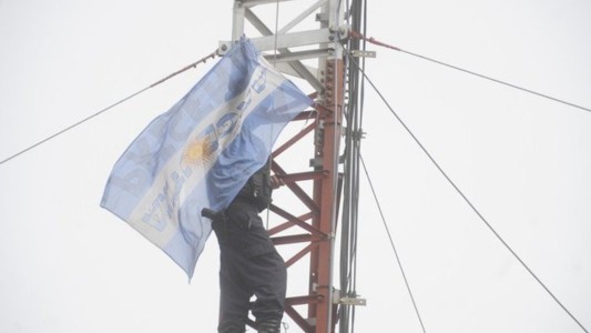 Quién es el policía que amenazó con tirarse desde una torre