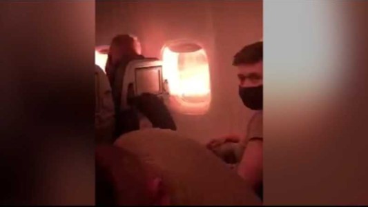 Terror en el aire: El motor de un avión se incendió en pleno vuelo