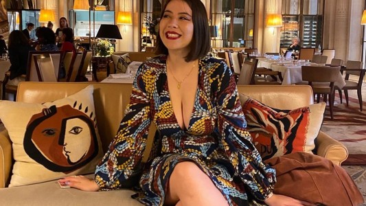 Denunció que la obligaron a cubrirse el escote en museo de París: "Me siento vencida, obligada y avergonzada"