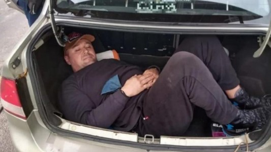 Fue sorprendido con un soldado ucraniano en el baúl del auto