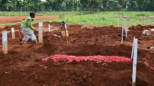 Por no usar barbijo, los obligan a cavar tumbas para víctimas de coronavirus