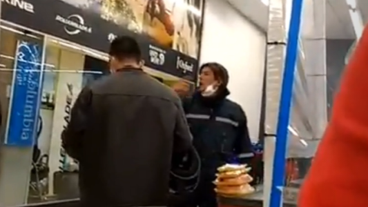 Video: Insultó y escupió a un empleado porque no quería usar barbijo