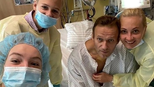 Le sacaron el respirador al opositor ruso que había sido envenado y planea su regreso