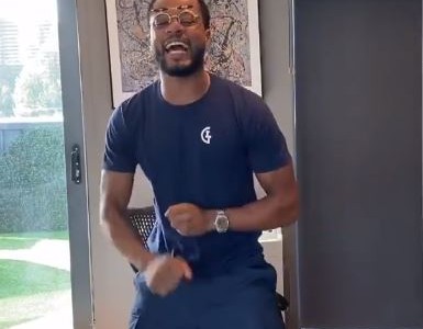 Video: Evra festeja a todo ritmo que Tevez tenga cuenta de Instagram