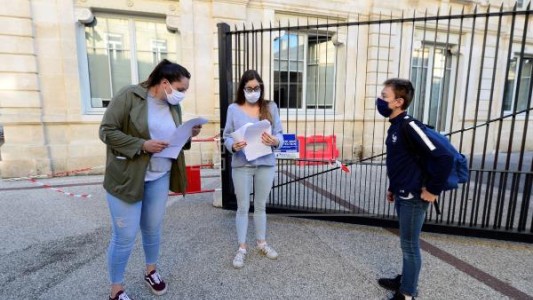 Francia cerró más de 80 escuelas por coronavirus en los primeros 15 días de clases