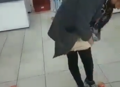 Video: Se robaba 20 latas de atún y quedó filmada