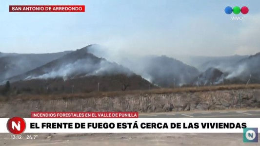 El fuego, a metros de las casas en San Antonio de Arredondo