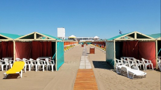Mar del Plata: uso de vestuarios al 50% y hasta 4 personas por sombrilla indica el protocolo de balnearios