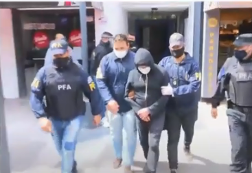 Video: el momento en que detienen al profesor acusado de cobrar para aprobar