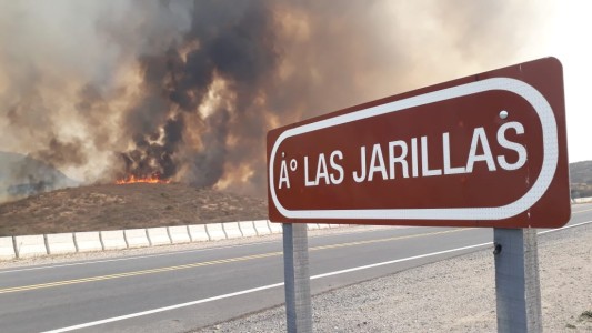 Las Jarillas: el fuego avanza y el pronóstico del tiempo no ayuda