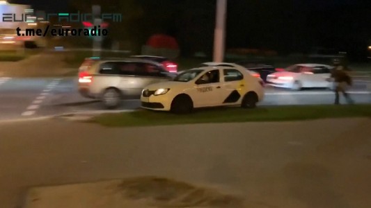 Un taxista se la jugó por un joven que escapaba de la represión en Bielorrusia