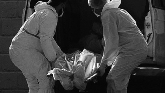 Una mujer apuñaló y enterró en un baldío al presunto violador de su hijo